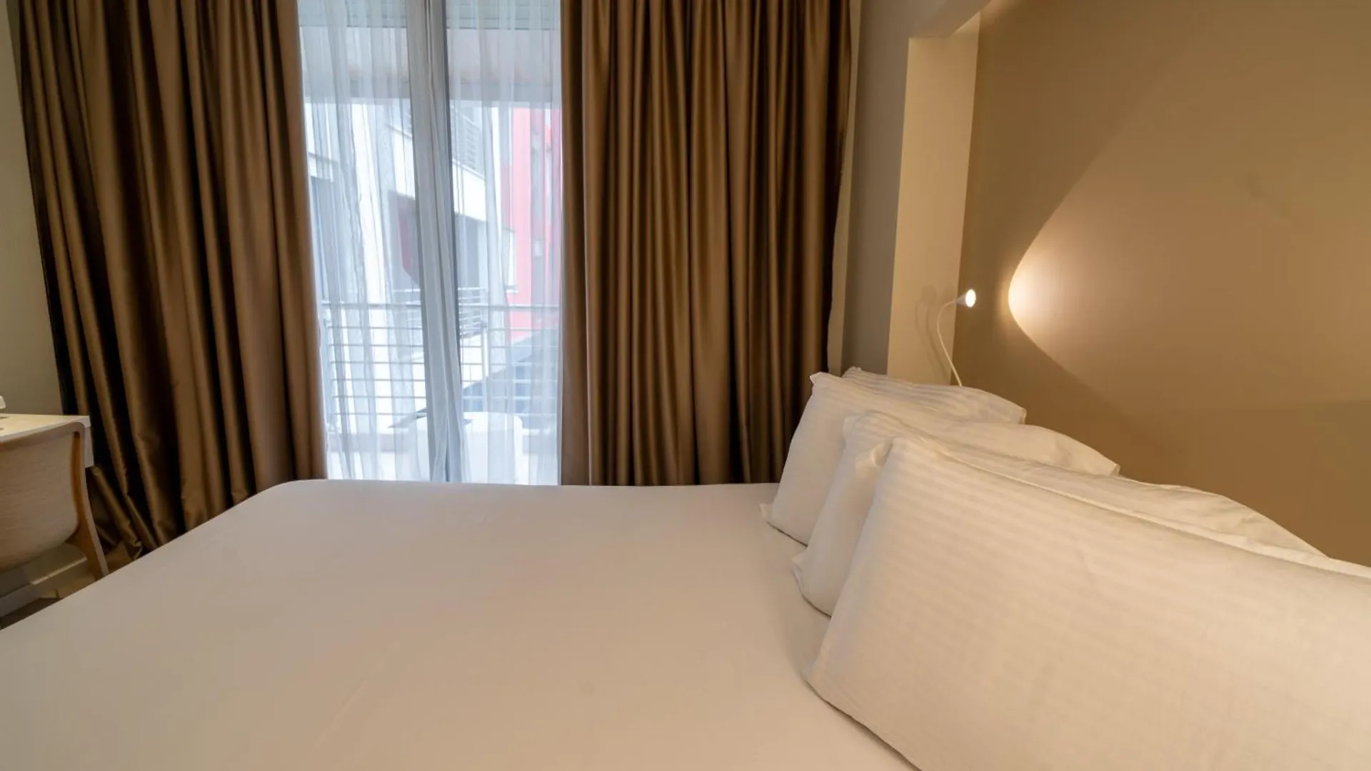 **** Aparthotel Lake Drive Rooms&Apartments Tirana Albania