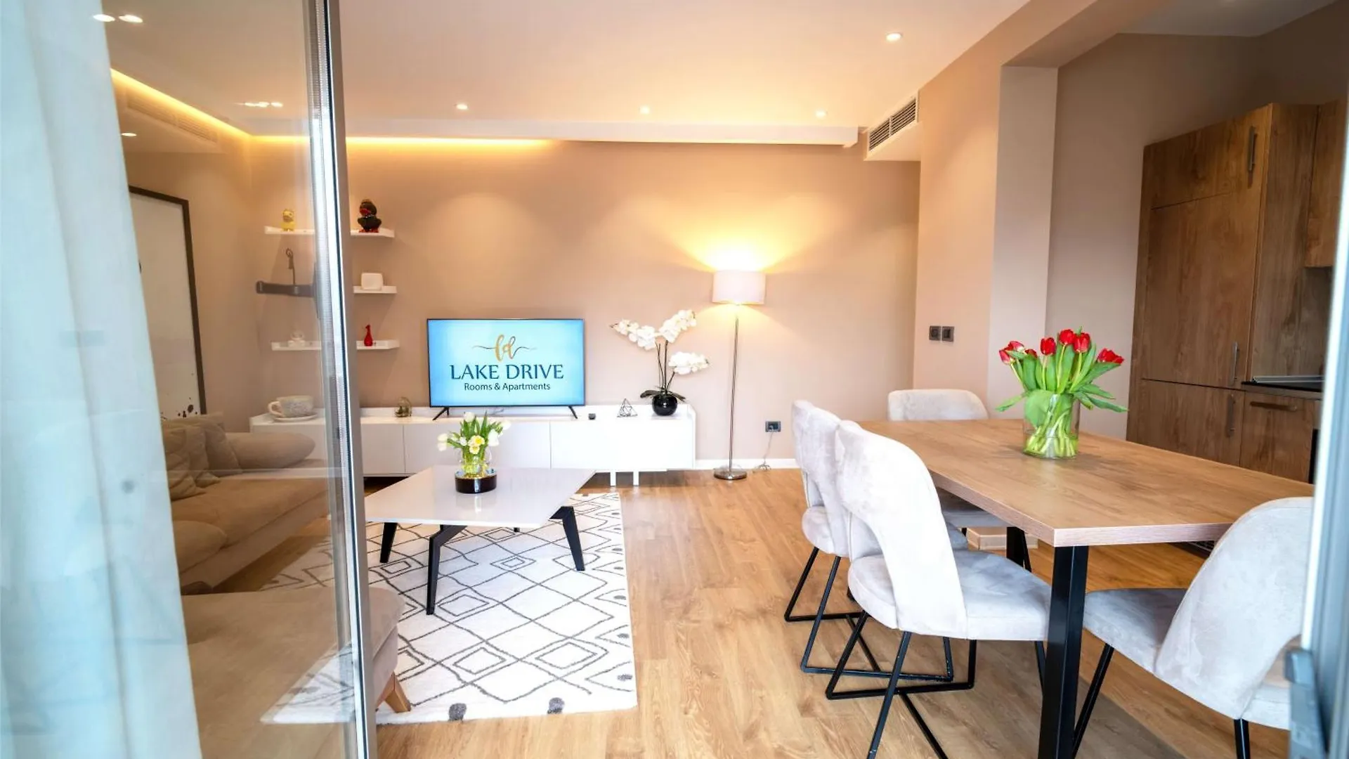 Lake Drive Rooms&Apartments Tirana 4*,  Albanien