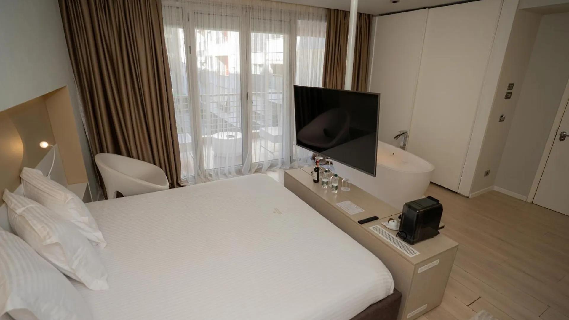 Aparthotel Lake Drive Rooms&Apartments Tirana