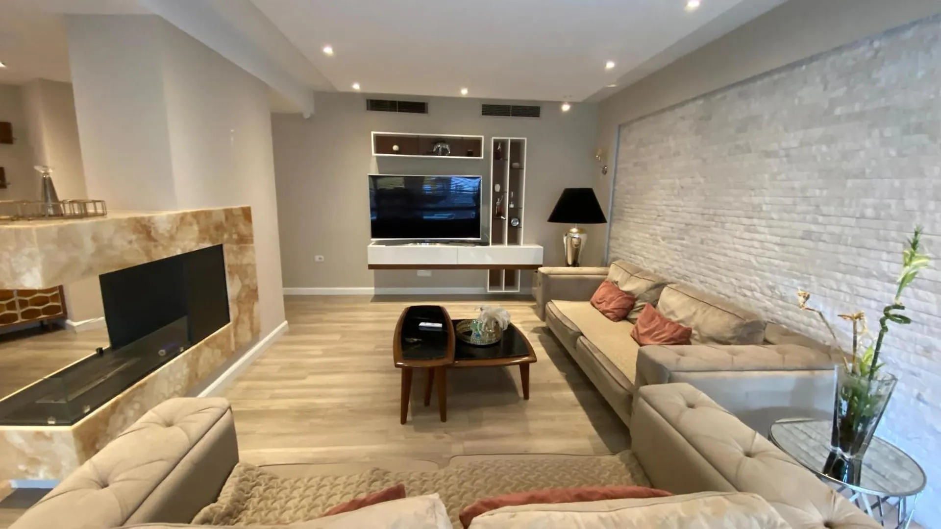 Lake Drive Rooms&Apartments Tirana 4*,